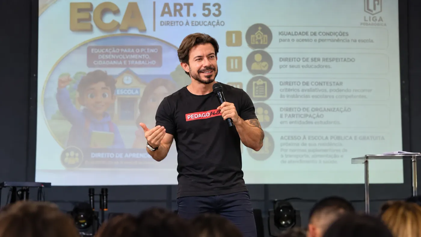 Professor Alonso dando aula ao vivo em um evento da Pedagoflix
